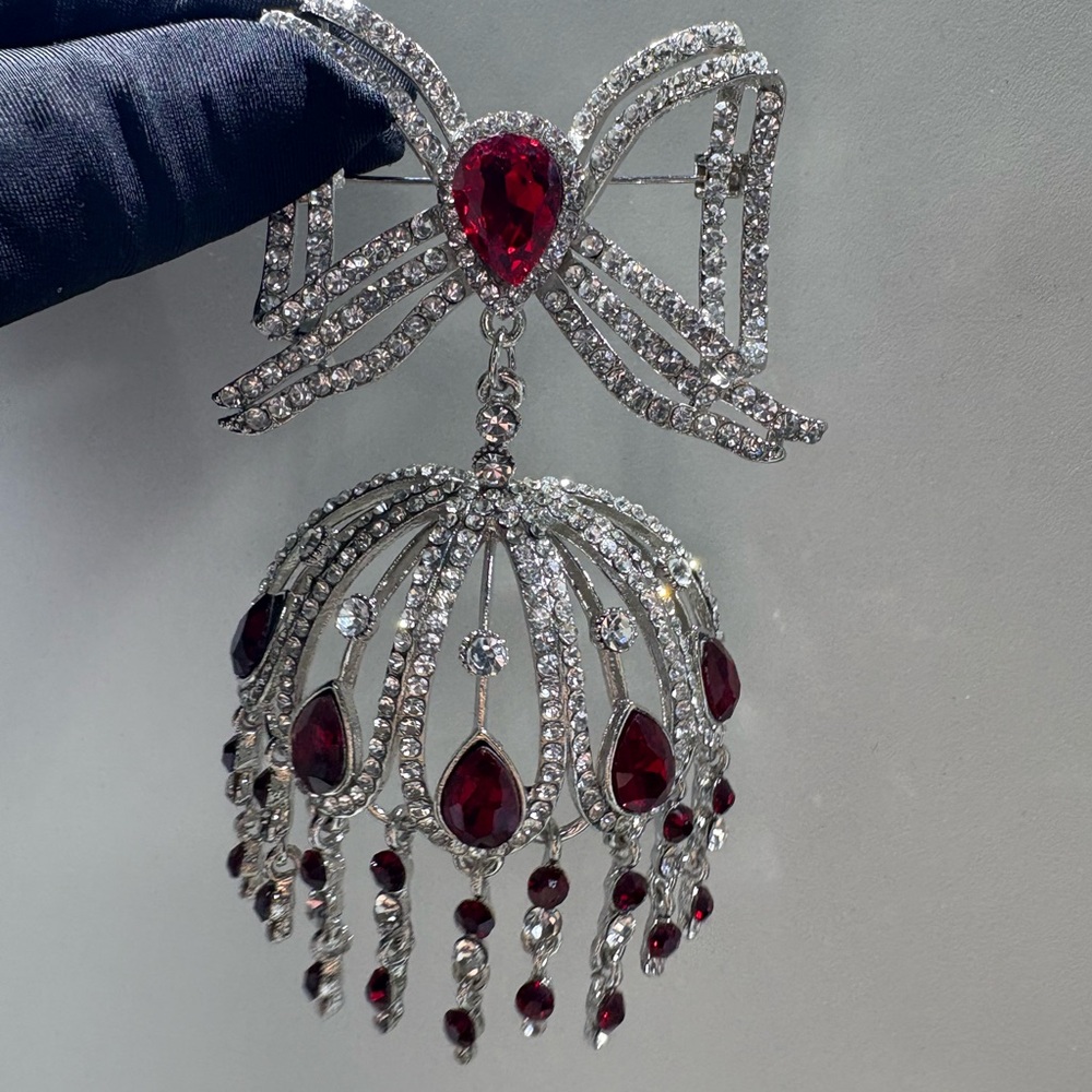 Elegant Silver and Red Gemstone Brooch - Picture 2 of 7